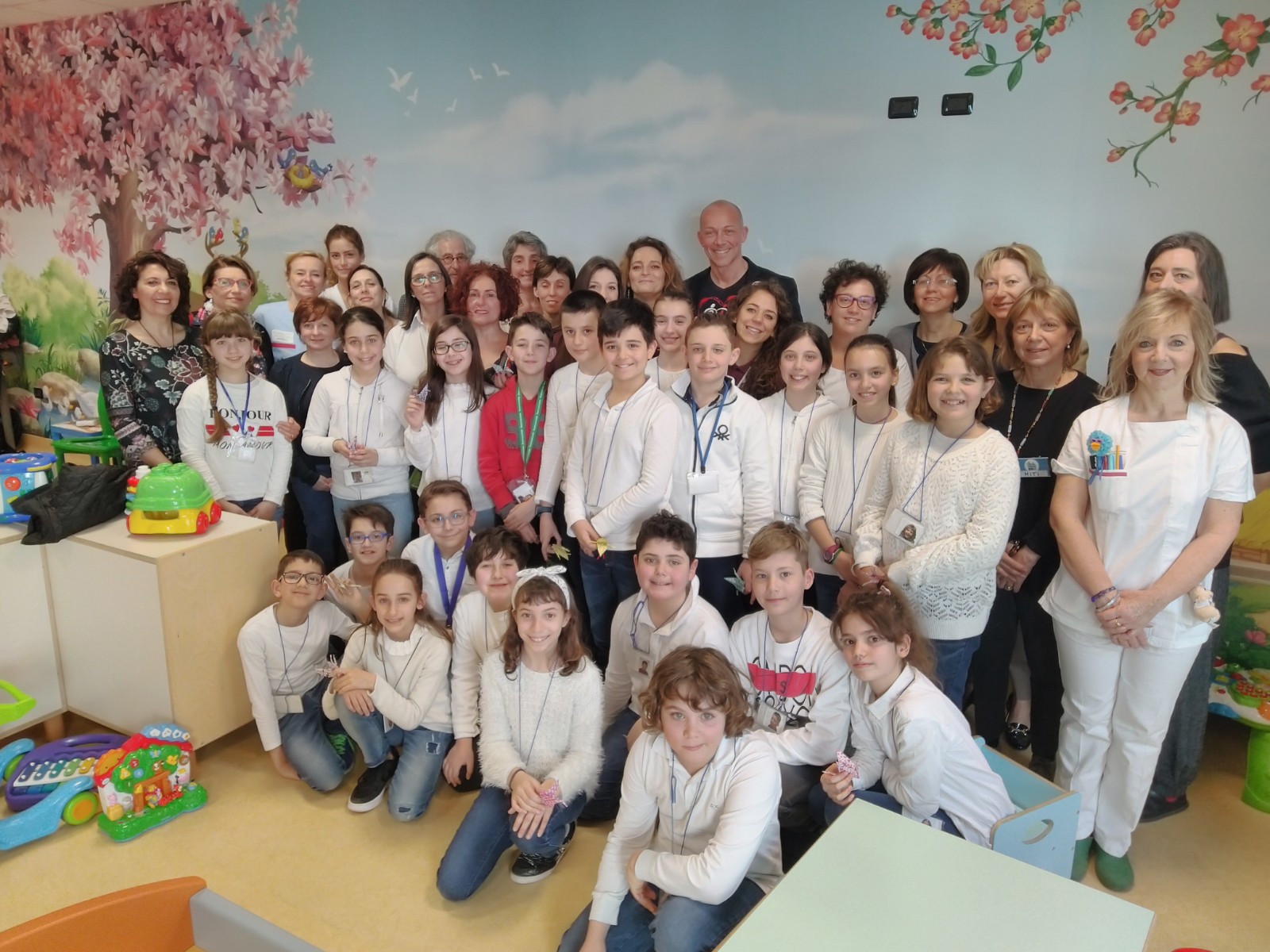 “MI PRENDO CURA DI TE”. GLI ALUNNI DELL’ALDA COSTA, BOIARDO E TUMIATI VISITANO I REPARTI PEDIATRICI DEL S. ANNA