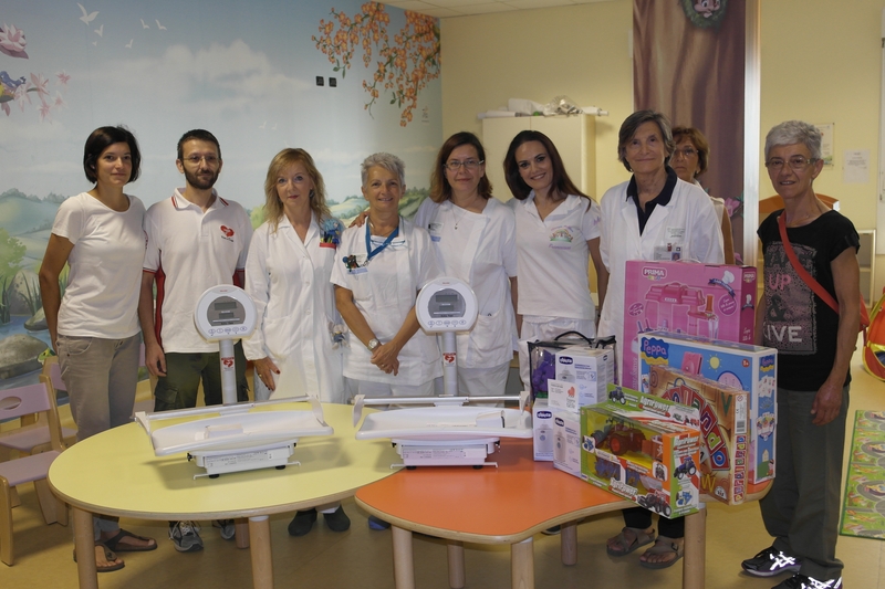 Consegnate dall'Associazione "Vola nel cuore" due bilance pesaneonati alla Pediatria di Cona