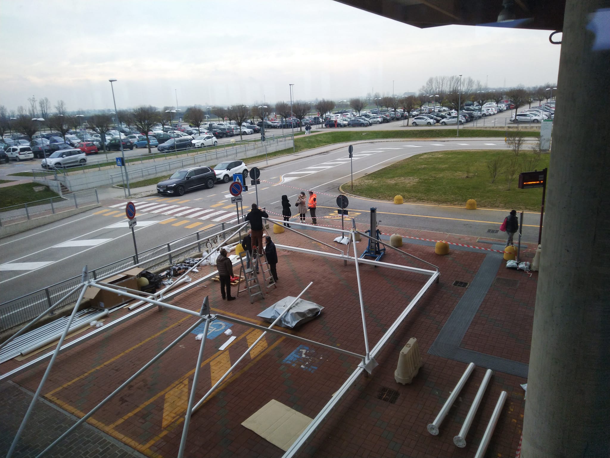 DUE TENSOSTRUTTURE PER OSPITARE GLI ACCOMPAGNATORI DEI PAZIENI IN ATTESA AL PRONTO SOCCORSO E AGLI AMBULATORI