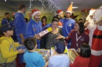 Gli atleti di Spal e Bondi visitano Oncoematologia Pediatrica, Pediatria e Geriatria I dipendenti Lyondell Basell offrono giochi panettoni e pandori