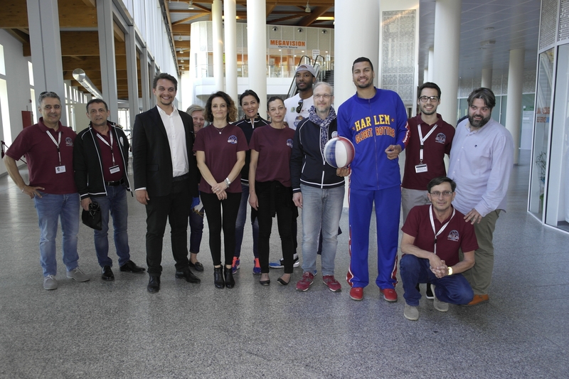 Harlem Globtrotters in visita alla pediatria