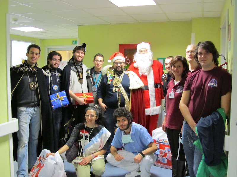 I Goliardi di Ferrara portano doni ai bimbi dell’Onco-Ematoligia