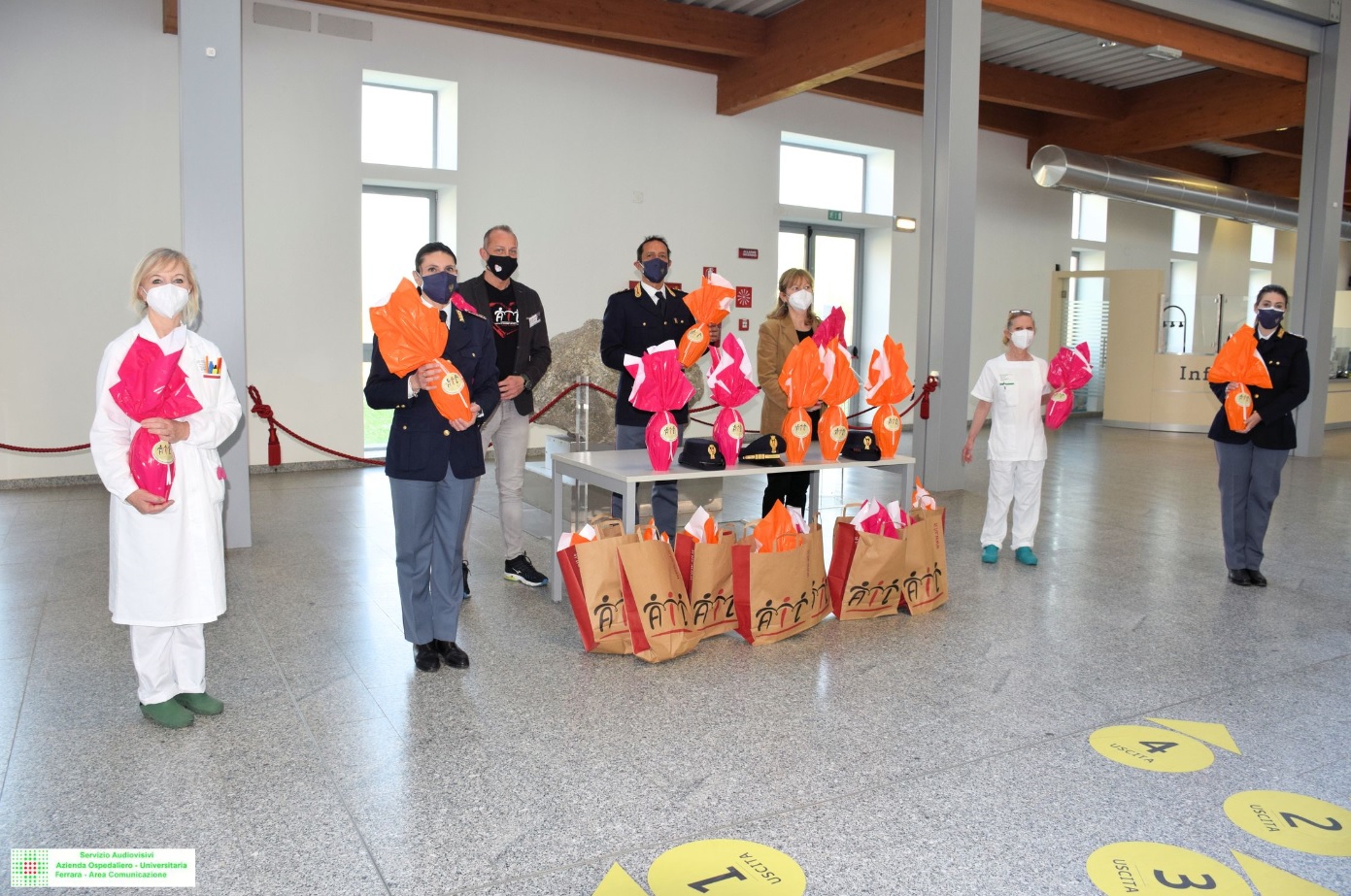 IL PERSONALE DELLA POLIZIA DI STATO DONA UOVA DELL’ASSOCIAZIONE AIL AL REPARTO PEDIATRICO