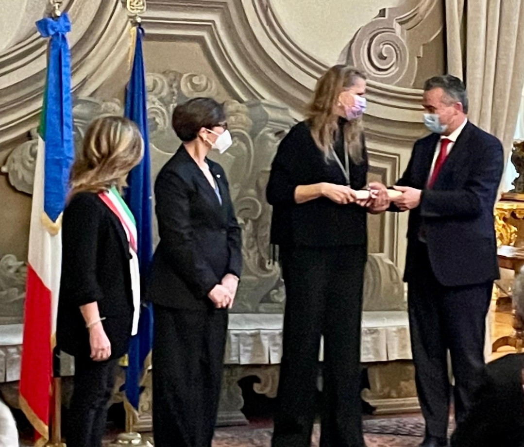 INSIGNITA DELL’ONORIFICENZA DI CAVALIERE DELLA REPUBBLICA MARIA GAMBERINI – DIRETTORE AMMINISTRATIVO DEL SANT’ANNA DI FERRARA