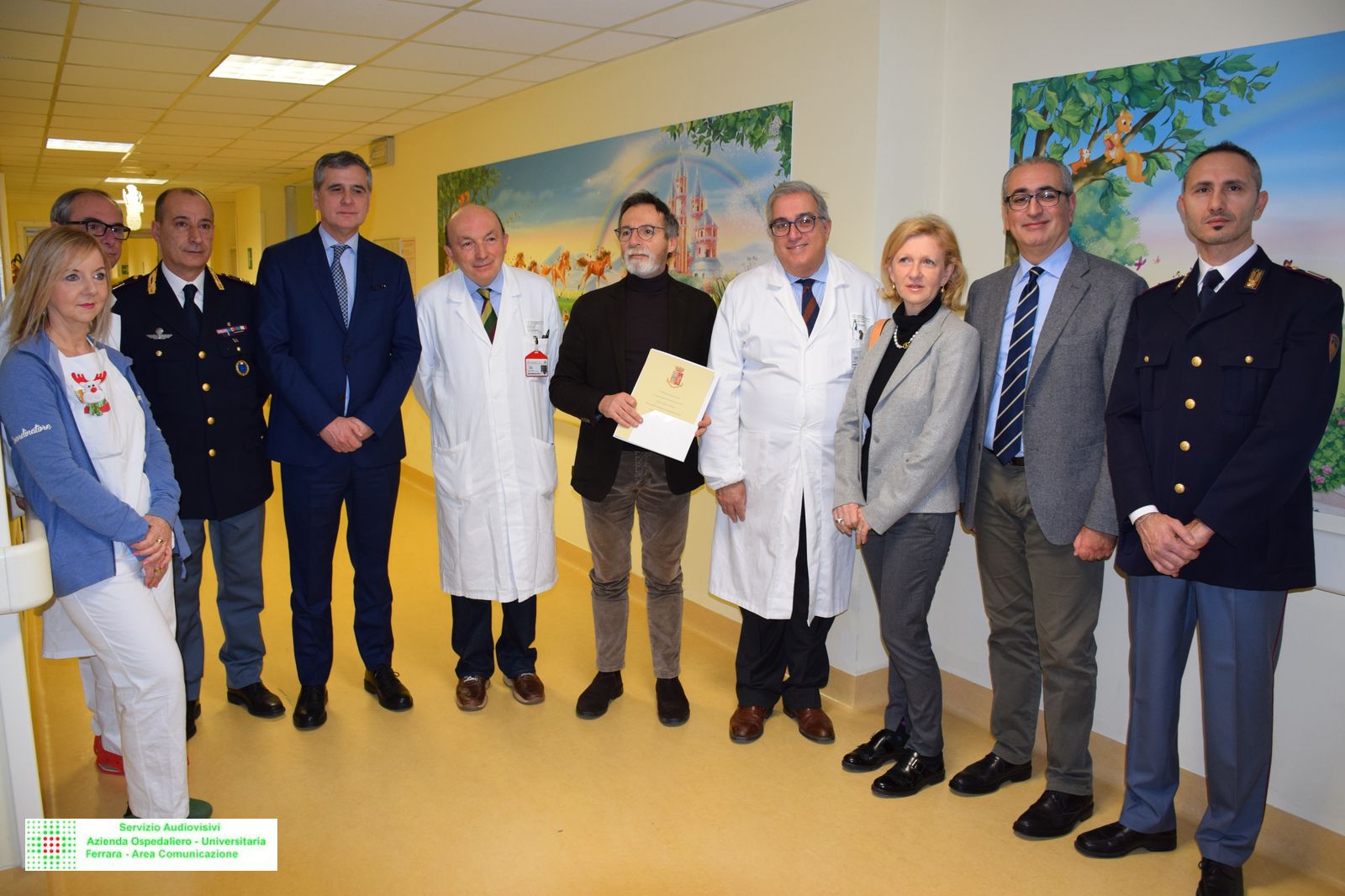 LA POLIZIA DI STATO DI FERRARA DONA PRESIDI SANITARI AI REPARTI PEDIATRICI DEL S.ANNA E CONSEGNA DONI AI BIMBI RICOVERATI