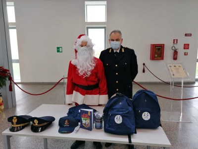 Consegna regali Polizia di Stato reparti pediatrici (2)_.jpg