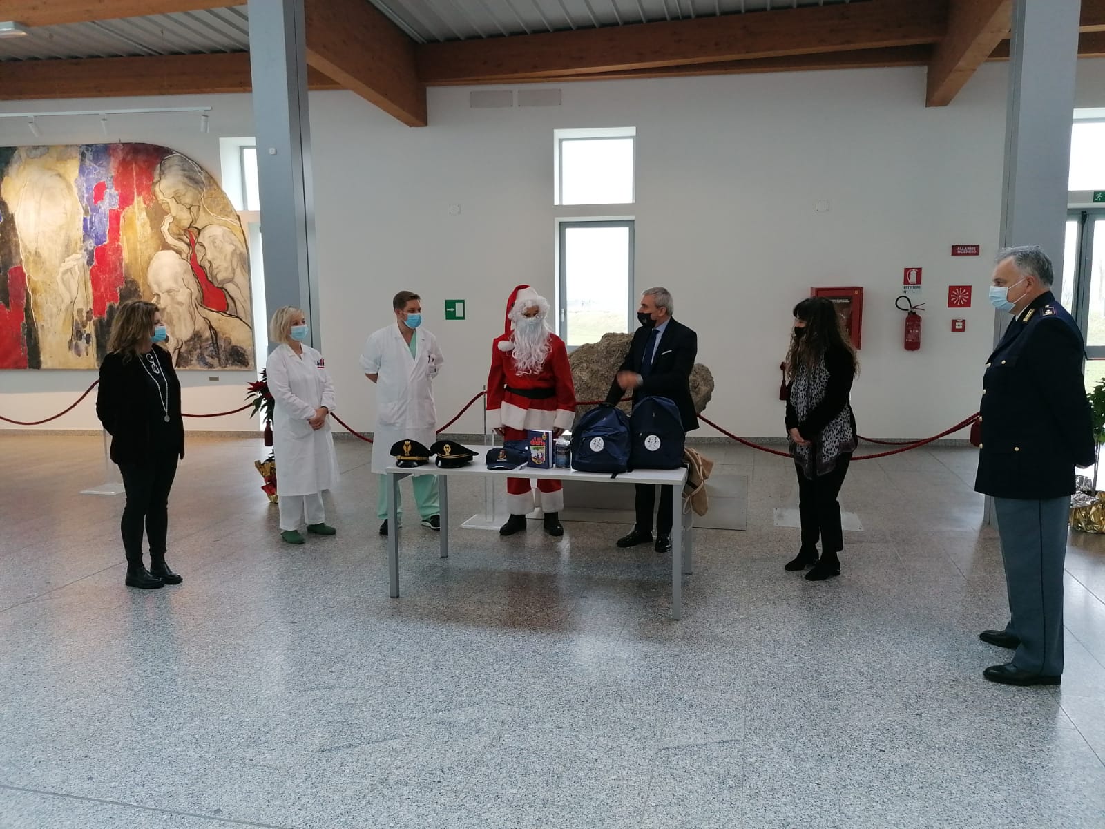 Consegna regali Polizia di Stato reparti pediatrici (6)_.jpg