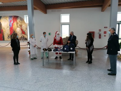 Consegna regali Polizia di Stato reparti pediatrici (6)_.jpg