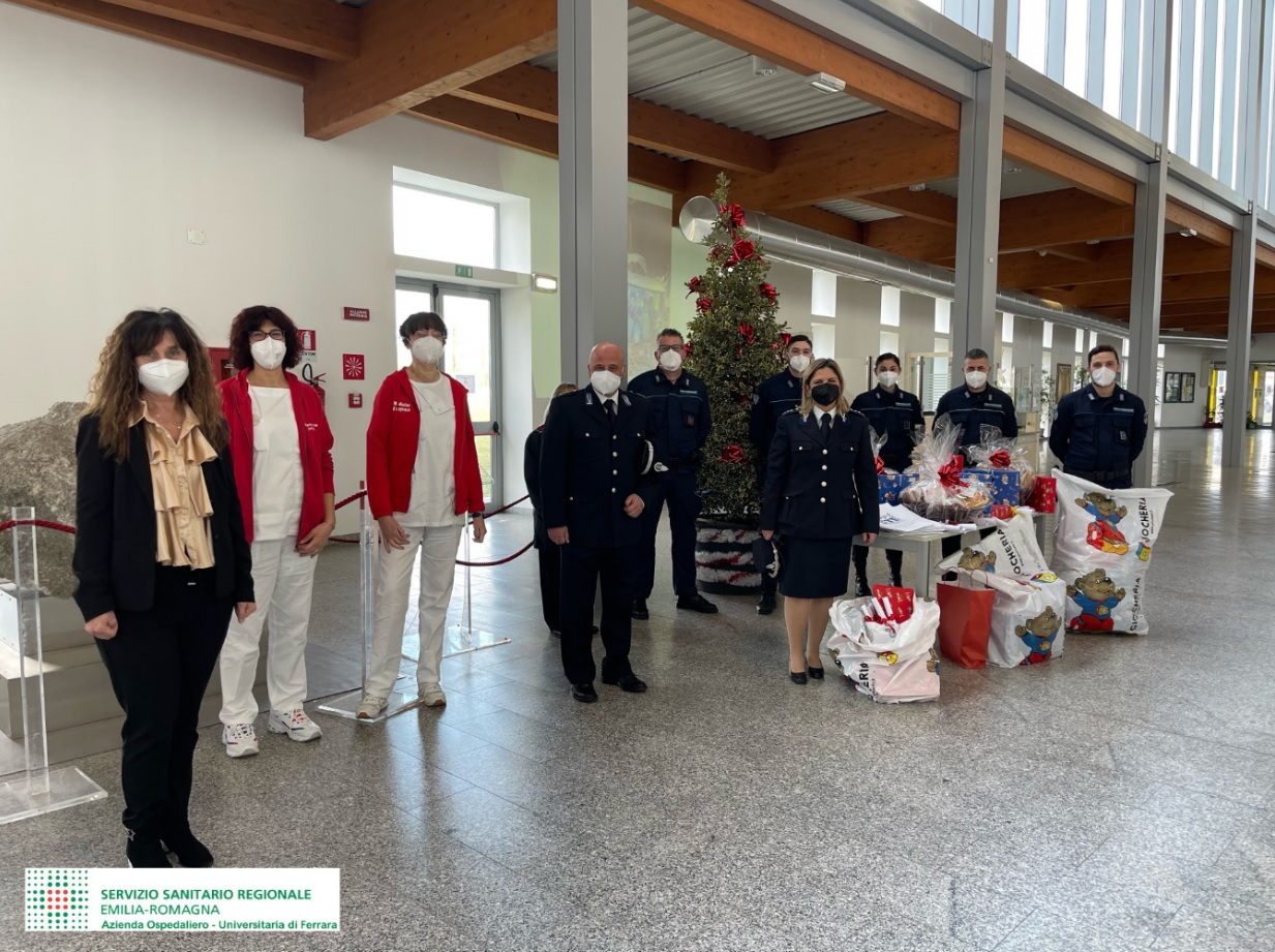 LA POLIZIA PENITENZIARIA DI FERRARA CONSEGNA REGALI AI BAMBINI DEI REPARTI PEDIATRICI E AL PERSONALE SANITARIO DEL SANT’ANNA  