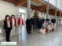 LA POLIZIA PENITENZIARIA DI FERRARA CONSEGNA REGALI AI BAMBINI DEI REPARTI PEDIATRICI E AL PERSONALE SANITARIO DEL SANT’ANNA  