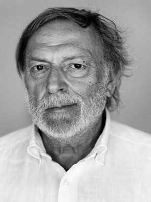 Gino Strada ritratto da Giles Duley.jpg