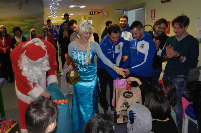 L'ASSOCIAZIONE GIULIA E GLI ATLETI DI SPAL E BONDI VISITANO ONCOEMATOLOGIA PEDIATRICA E GERIATRIA