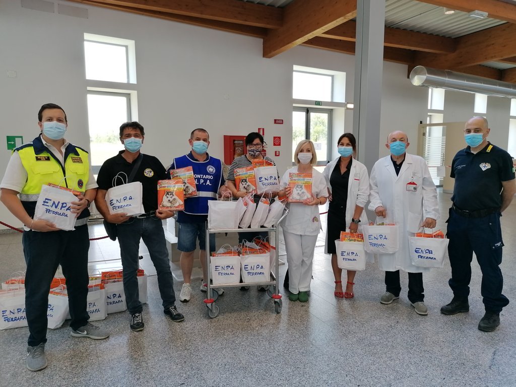 LE FIGURINE DI “AMICI CUCCIOLOTTI” REGALATE AI REPARTI PEDIATRICI DA ENPA