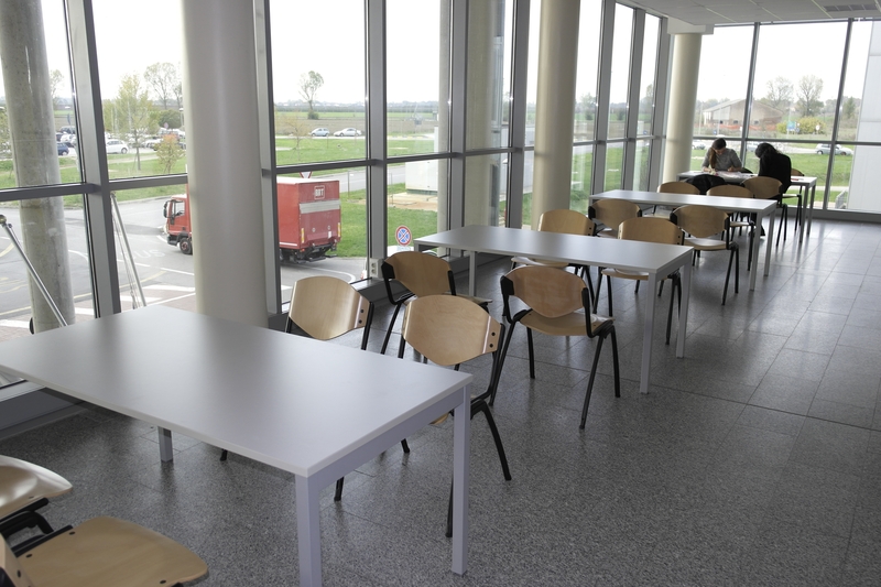 Nuovi arredi nel settore 1 e vicino al bar in Area Accoglienza