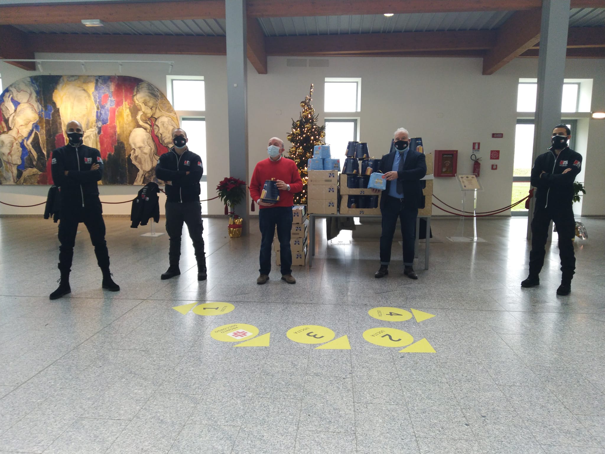 PANETTONI IN DONO AGLI OPERATORI SANITARI DELLA DITTA TOP SECRET DI FERRARA