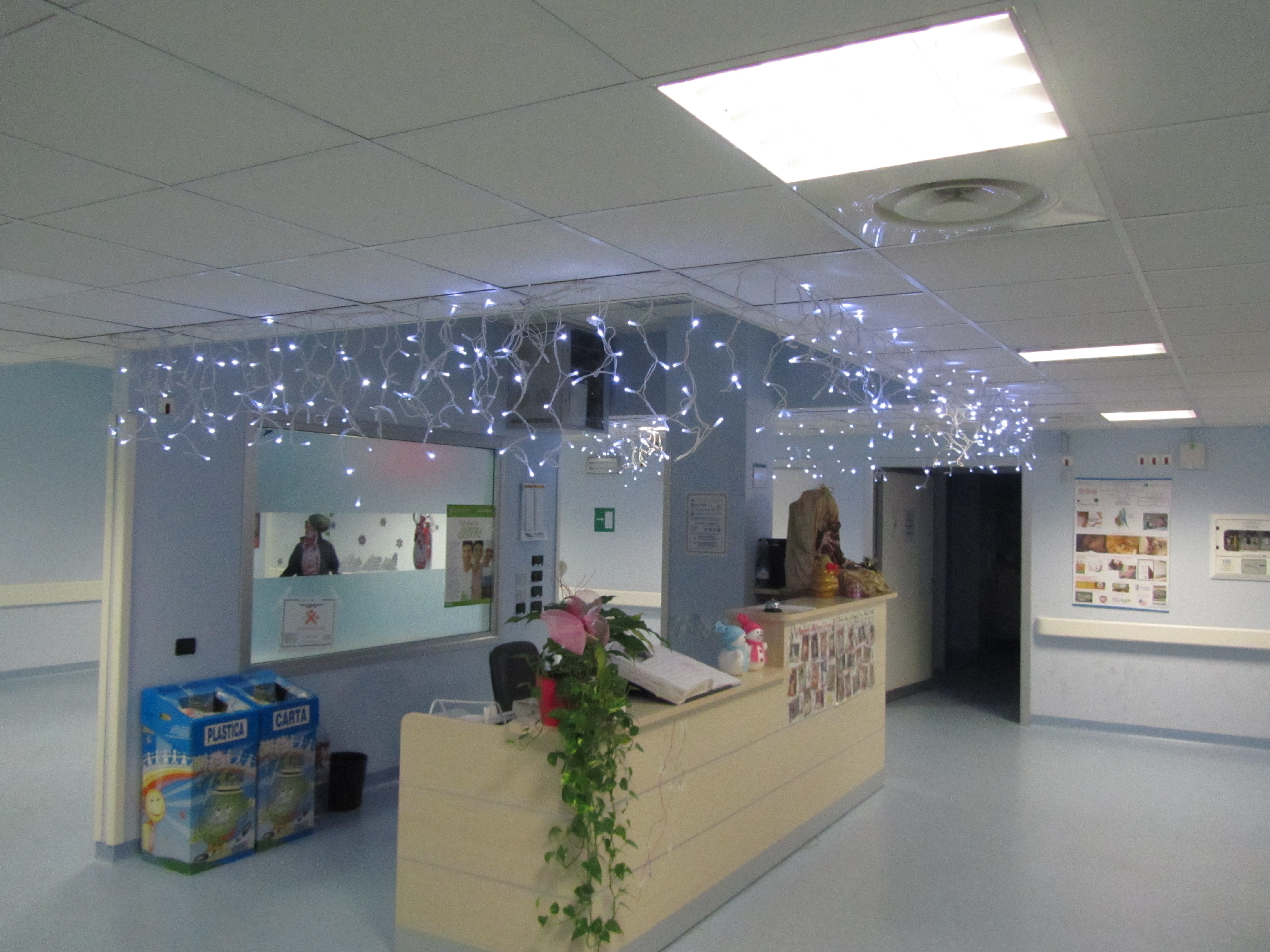 SIRAM e OLICAR donano addobbi a Pediatria e Geriatria