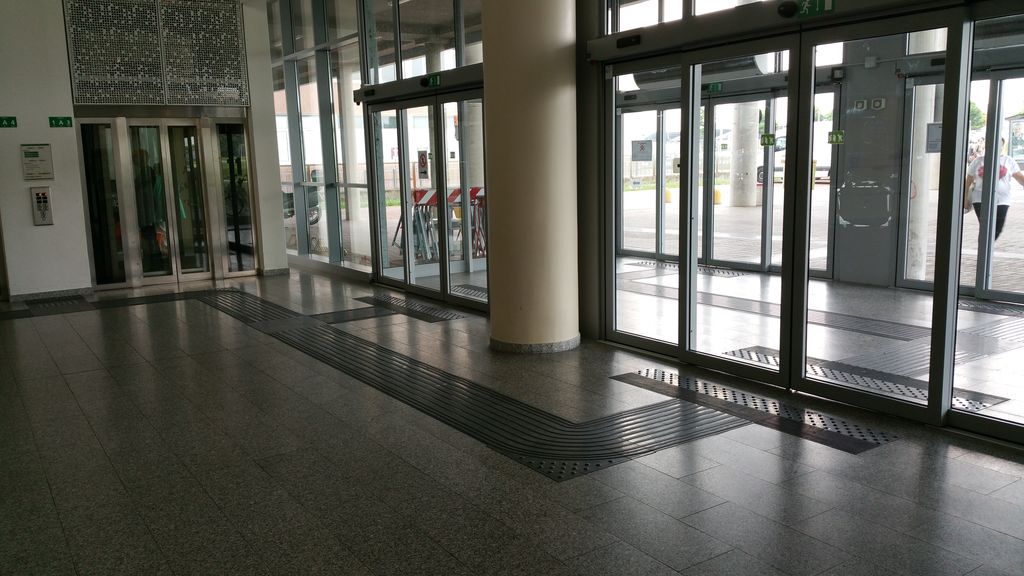 06-06-2016 - terzo intervento - percorsi tattilo plantari - ingresso 1 (2).jpg