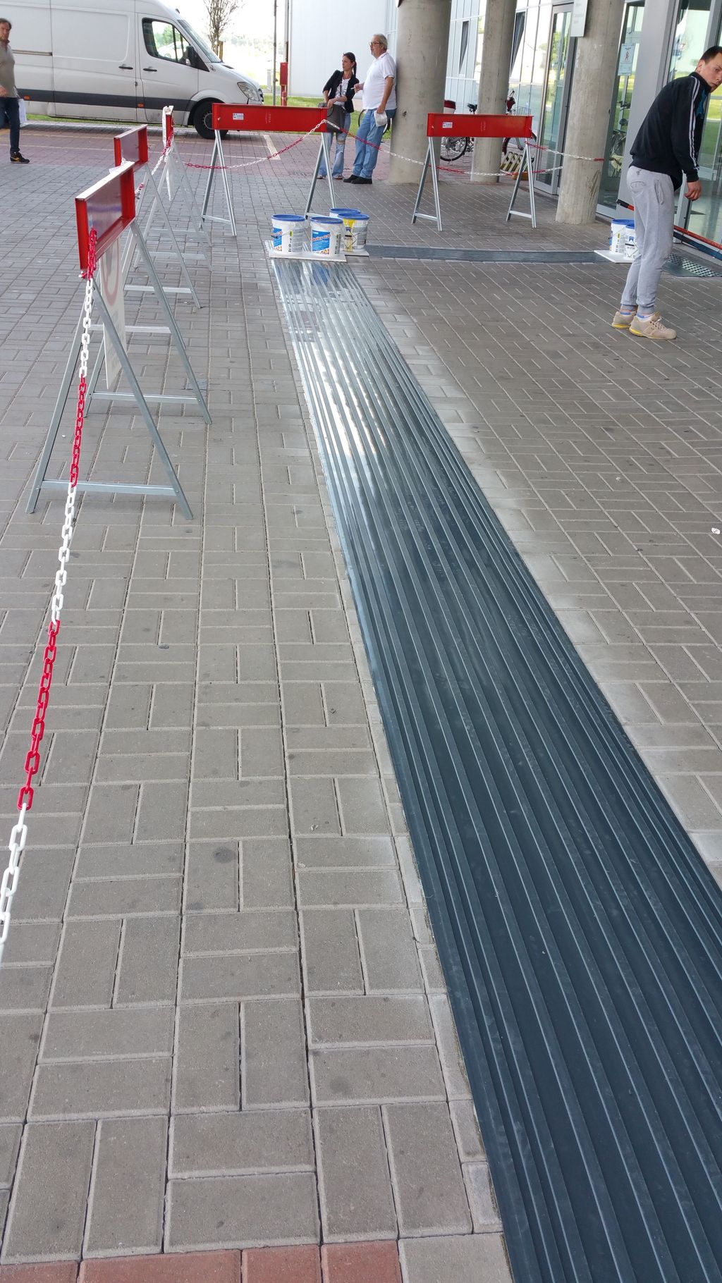 27-05-2016 - terzo intervento - percorsi tattilo plantari - ingresso 1 (4).jpg