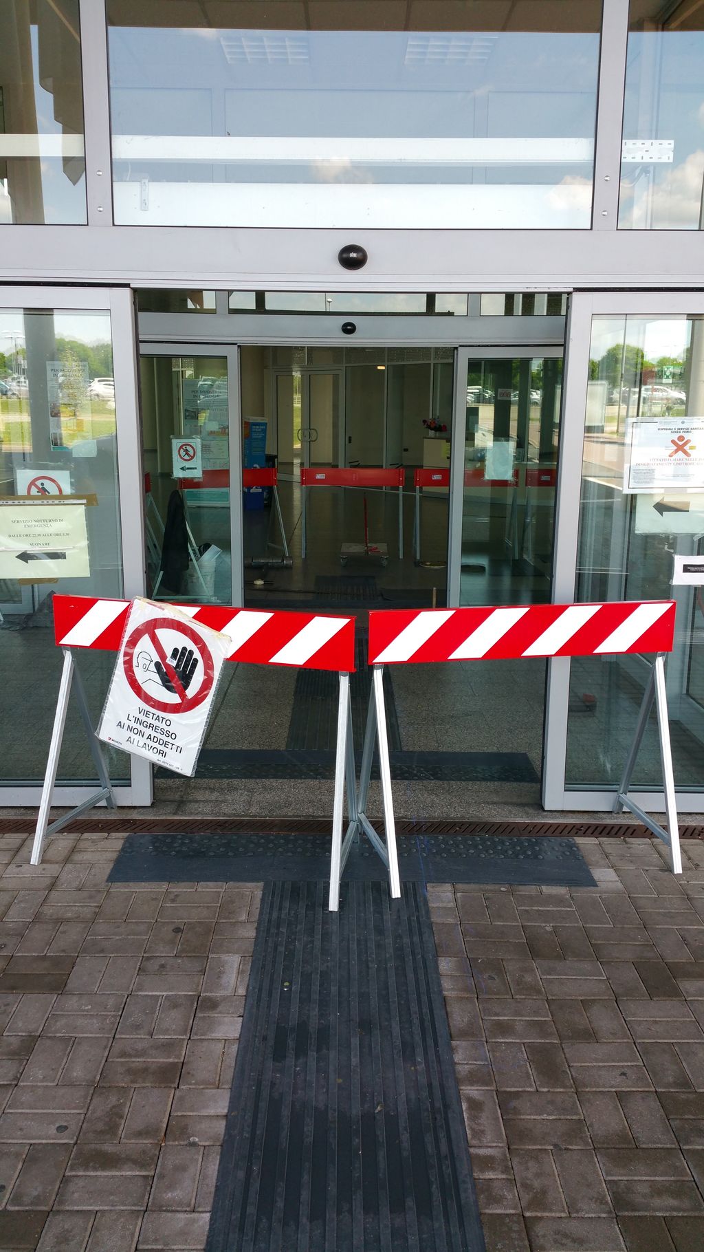 30-05-2016 - terzo intervento - percorsi tattilo plantari - ingresso 1  (10).jpg