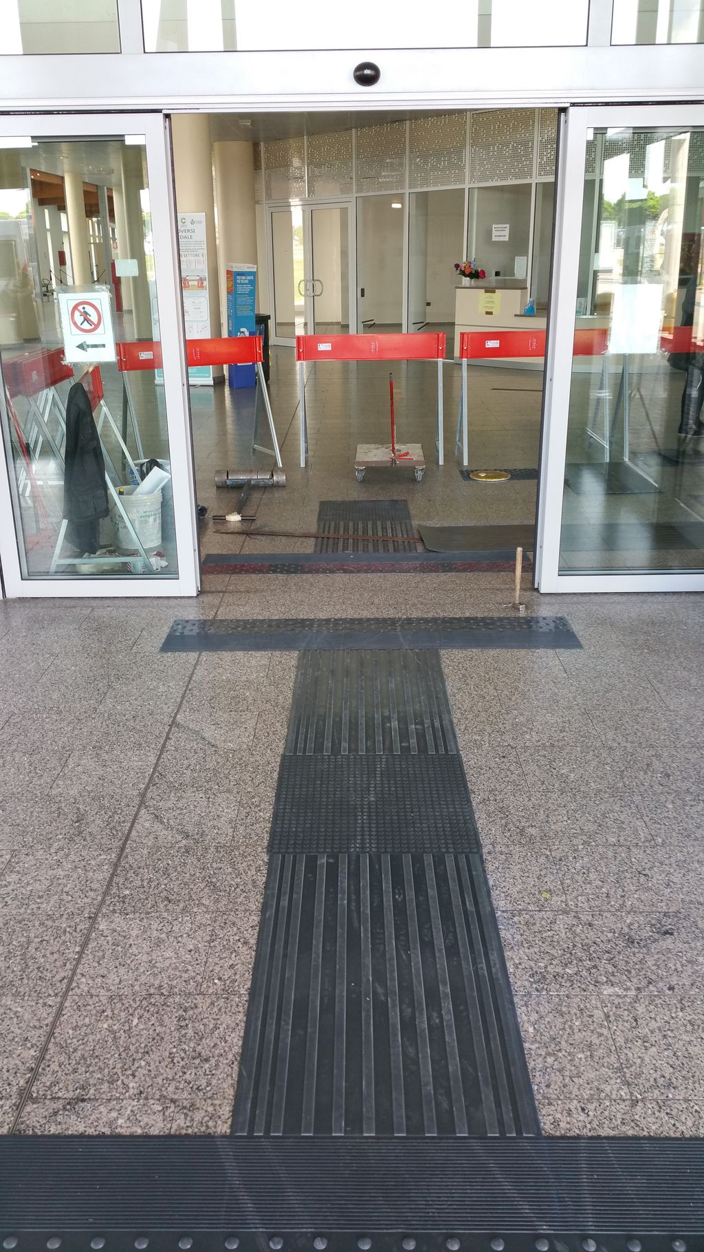 30-05-2016 - terzo intervento - percorsi tattilo plantari - ingresso 1  (11).jpg