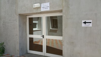 13-06-2016 - sesto intervento - Chiusura Ingresso 2 per pavimentazione colorata e colorazione pareti snodo F + snodo E Piano Terra (come raggiungere CUP, BAR, Ambulatori e CUNICO-Centro Prelievi).jpg