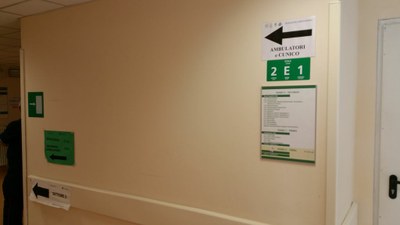 13-06-2016 - sesto intervento - Chiusura Ingresso 2 per pavimentazione colorata e colorazione pareti snodo F + snodo E Piano Terra (come raggiungere CUP, BAR, Ambulatori e CUNICO-Centro Prelievi).jpg