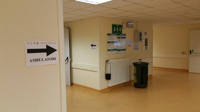 13-06-2016 - sesto intervento - Chiusura Ingresso 2 per pavimentazione colorata e colorazione pareti snodo F + snodo E Piano Terra (come raggiungere CUP, BAR, Ambulatori e CUNICO-Centro Prelievi).jpg