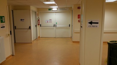 13-06-2016 - sesto intervento - Chiusura Ingresso 2 per pavimentazione colorata e colorazione pareti snodo F + snodo E Piano Terra (come raggiungere CUP, BAR, Ambulatori e CUNICO-Centro Prelievi).jpg