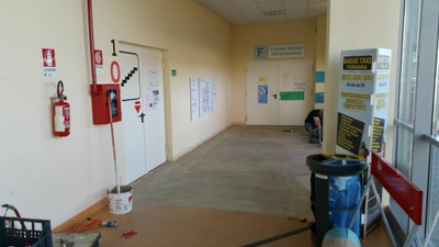 13-06-2016 - sesto intervento - Chiusura Ingresso 2 per pavimentazione colorata e colorazione pareti snodo F (come raggiungere CUP - BAR - Ambulatori e CUNICO - Centro Prelievi) (24).jpg