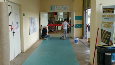 14-06-2016 - sesto intervento - Chiusura Ingresso 2 per pavimentazione colorata e colorazione pareti snodo F (come raggiungere CUP - BAR - Ambulatori e CUNICO - Centro Prelievi) (2).jpg