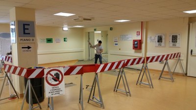 17-06-2016 - sesto intervento - Chiusura Ingresso 2 per pavimentazione colorata e colorazione pareti snodo E Piano Terra (come raggiungere CUP - BAR - Ambulatori e CUNICO - Centro Prelievi) (1).jpg