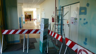 17-06-2016 - sesto intervento - Chiusura Ingresso 2 per pavimentazione colorata e colorazione pareti snodo F (come raggiungere CUP - BAR - Ambulatori e CUNICO - Centro Prelievi) (4).jpg