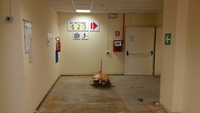 17-06-2016 - sesto intervento - Chiusura Ingresso 2 per pavimentazione colorata e colorazione pareti snodo E Piano Terra (come raggiungere CUP - BAR - Ambulatori e CUNICO - Centro Prelievi) (8).jpg