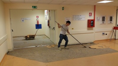 17-06-2016 - sesto intervento - Chiusura Ingresso 2 per pavimentazione colorata e colorazione pareti snodo E Piano Terra (come raggiungere CUP - BAR - Ambulatori e CUNICO - Centro Prelievi) (9).jpg