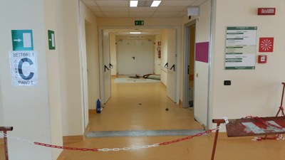 10-05-2016 - primo intervento - pavimentazione colorata interna - primo piano settore 1 - snodo C.jpg