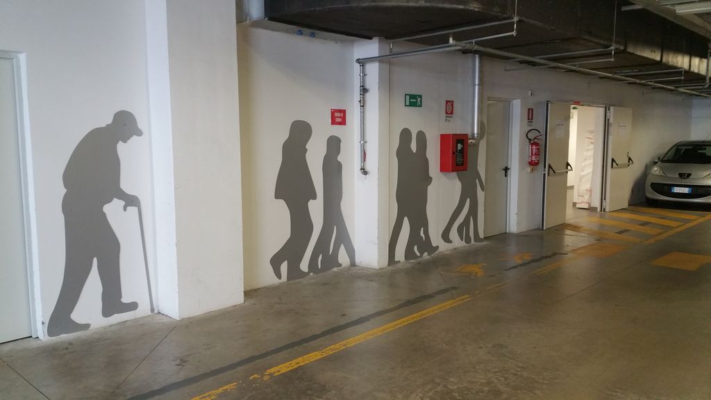 12-05-2016 - intervento installazione sagome in rilievo e insegna luminosa - parcheggio coperto P7 (10).jpg