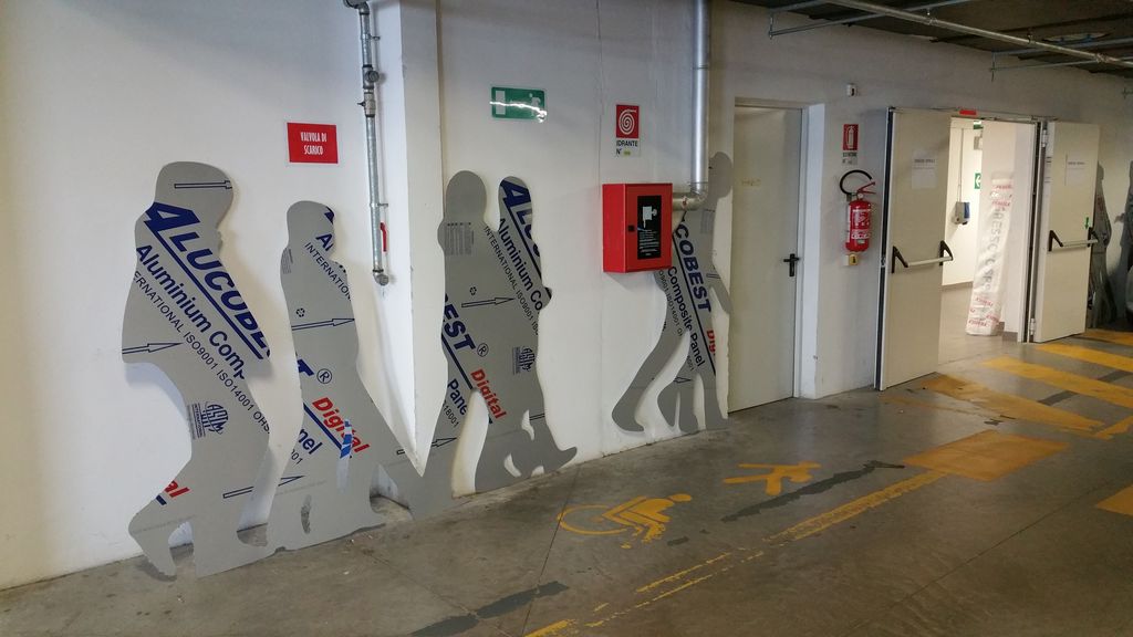 12-05-2016 - intervento installazione sagome in rilievo e insegna luminosa - parcheggio coperto P7 (6).jpg