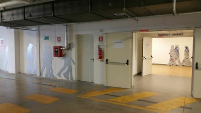 12-05-2016 - intervento installazione sagome in rilievo e insegna luminosa - parcheggio coperto P7 (7).jpg
