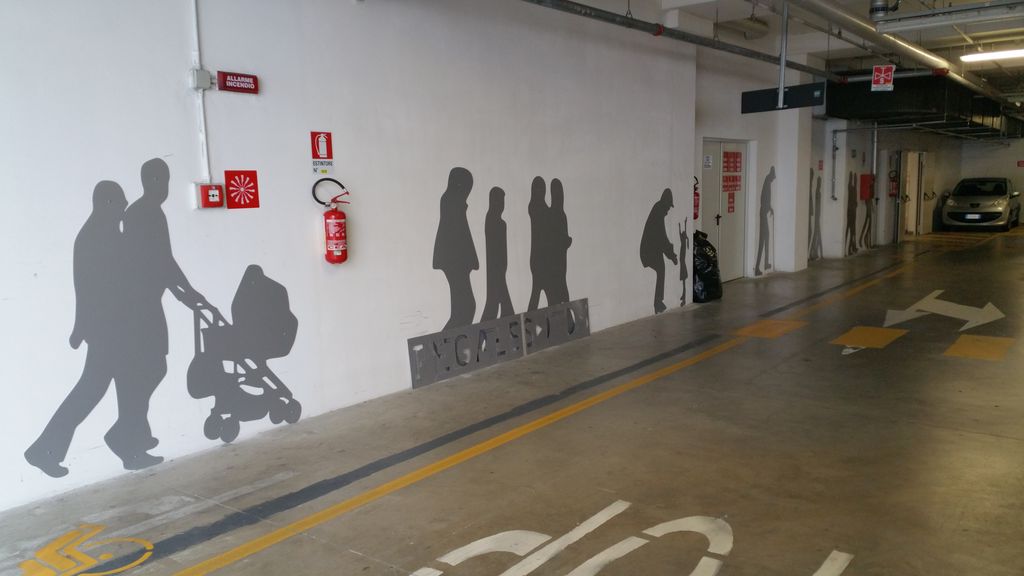 12-05-2016 - intervento installazione sagome in rilievo e insegna luminosa - parcheggio coperto P7 (9).jpg