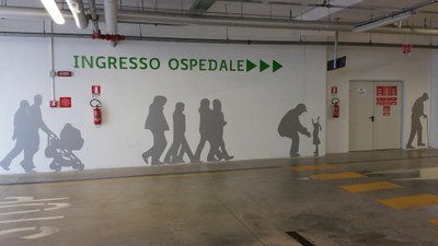 13-05-2016 - intervento installazione sagome in rilievo e insegna luminosa - parcheggio coperto P7 (2).jpg