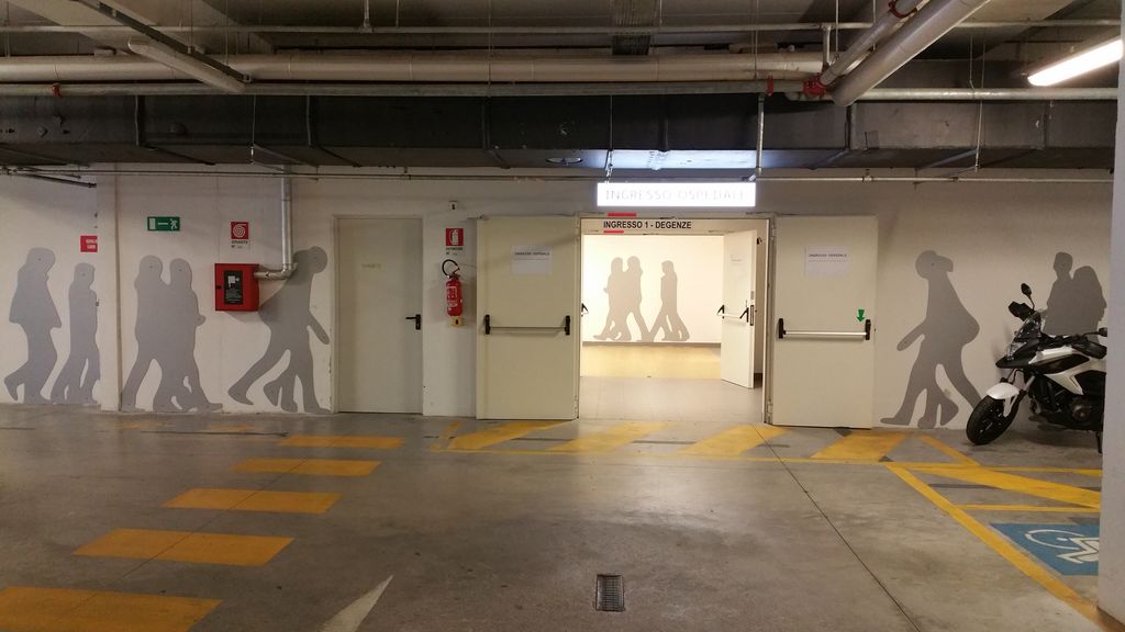 13-05-2016 - intervento installazione sagome in rilievo e insegna luminosa - parcheggio coperto P7 (5).jpg